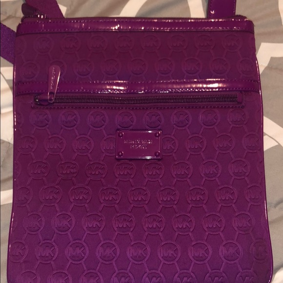 Michael Kors Handbags - EUC Michael Kors Fuchsia Crossbody